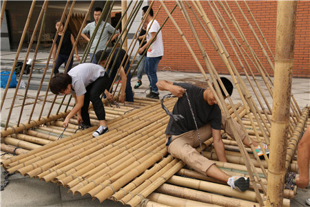 建筑专业学生搭建建筑立构作品中
