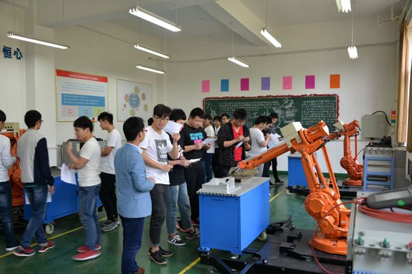 工业机器人技术专业学生开展理实一体化教学