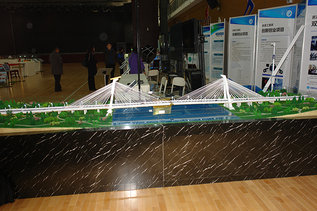 建工系师生模拟制作的康巴什4号斜拉式大桥