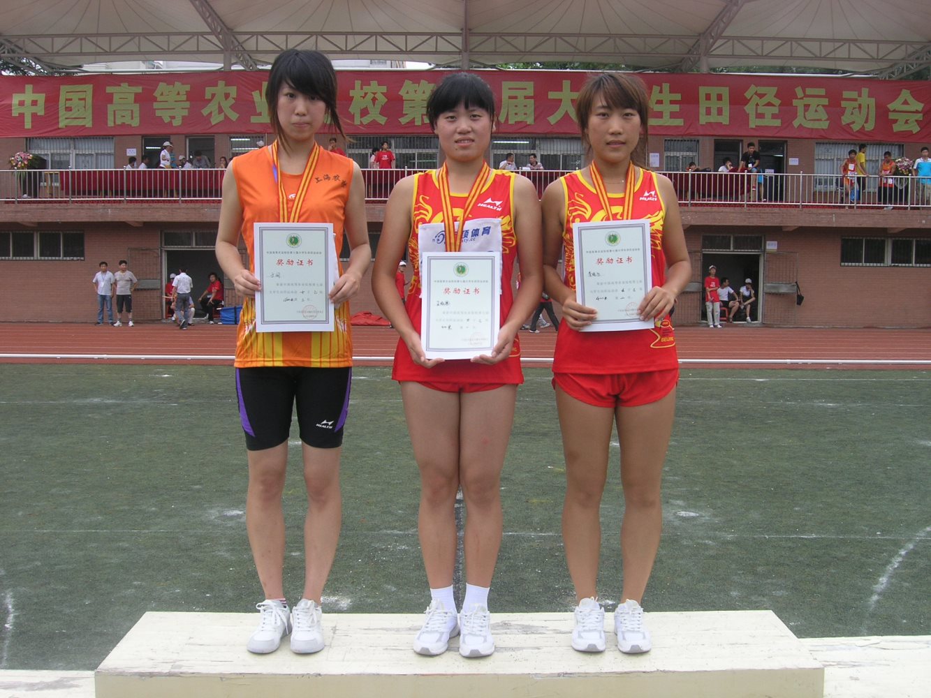 我院学生在中国高等农业院校第七届大学生田径运动会摘得女子400米金、银奖