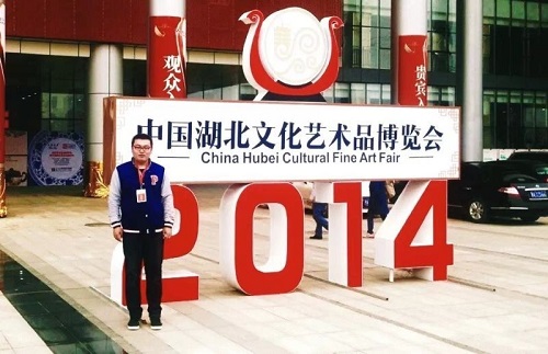 陈磊，2011届设计开发系毕业生，现就职于北京大陆桥文化传媒集团，视觉设计师、策划，月薪8000元。参与央视二套《厨王争霸》《青春季》等节目。