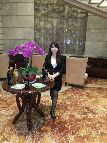 刘婉君，2013届酒店管理系酒店管理专业毕业生，现任连锁品牌霍比特主题餐厅市场部经理，月薪8000元。