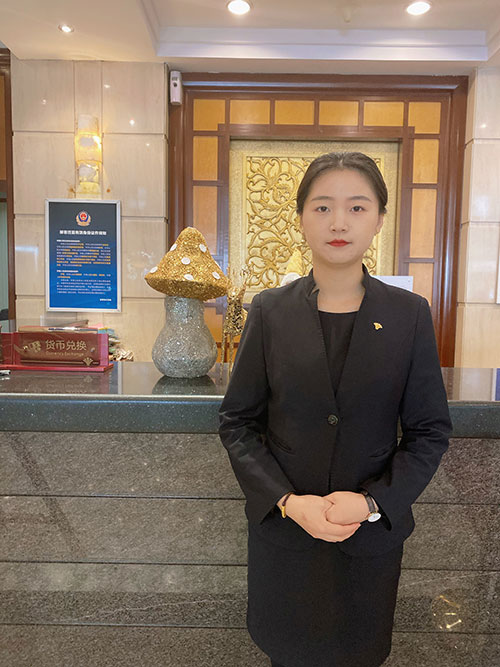 索晓聪，2019届旅游管理专业毕业生，在北京世纪金源大饭店前厅实习后签约就业，现任职客房销售部主管。