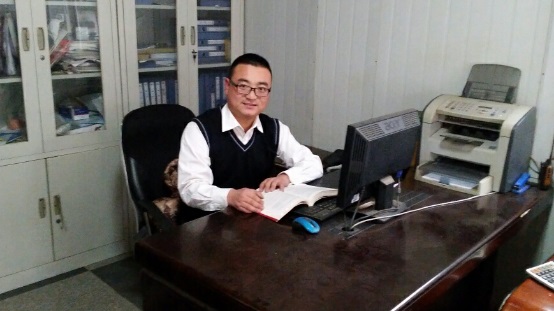 丁明哲，2009届毕业生，现任北京建阳凯德空调制冷设备有限公司董事长助理，北京市最大的别墅区--碧水项目部经理。