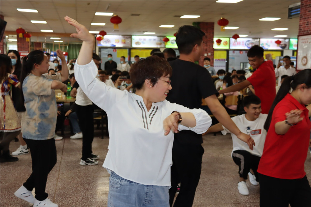 学院教师在民族团结茶话会上与学生跳舞