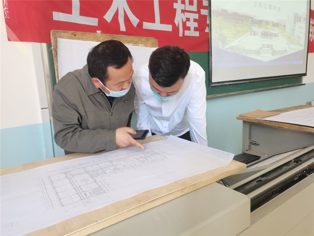 专业课教师指导学生绘制建筑施工图